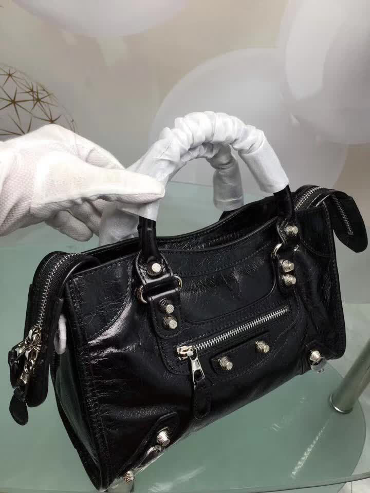 BALENCIAG巴黎世家 義大利進口 原版油蠟頭層牛皮 香皮小銀釘 時尚百搭 手提肩背斜挎包  BL1570